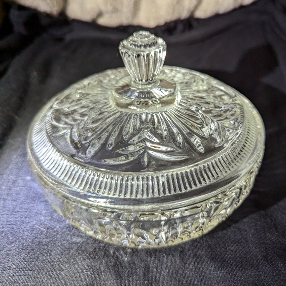Vintage AVON Crystal Cut Candy Dish & Lid - Picture 9 of 10